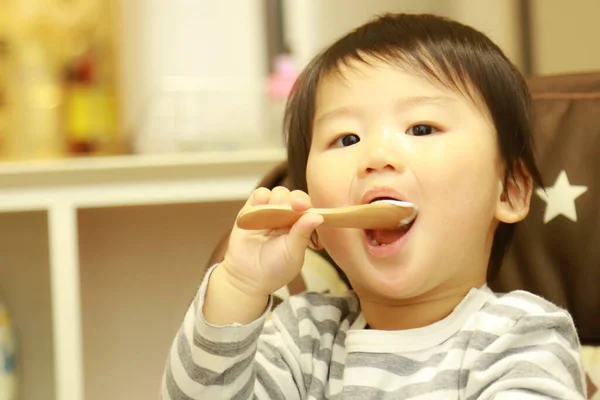 Gambar Anak Laki Laki Makan — Stok Foto