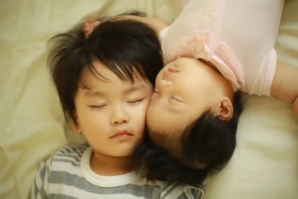 Aranyos Kis Testvér Nővér Alszik Fehér Ágyon — Stock Fotó