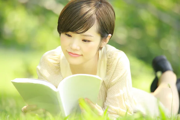 Portret Van Jonge Aziatische Vrouw Lezen Boek Het Park — Stockfoto