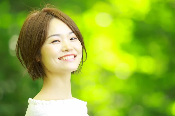 Parkta Gülümseyen Genç Güzel Asyalı Kadın — Stok fotoğraf