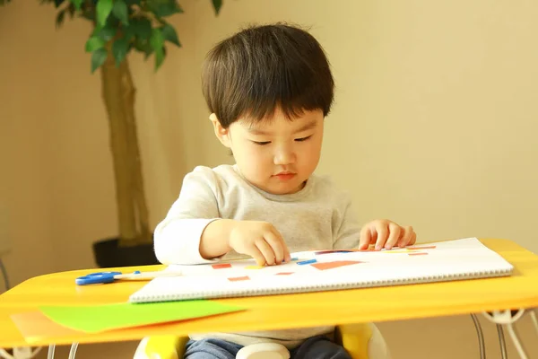 Μικρό Αγόρι Που Γράφει Στο Σημειωματάριο Στο Σπίτι — Φωτογραφία Αρχείου