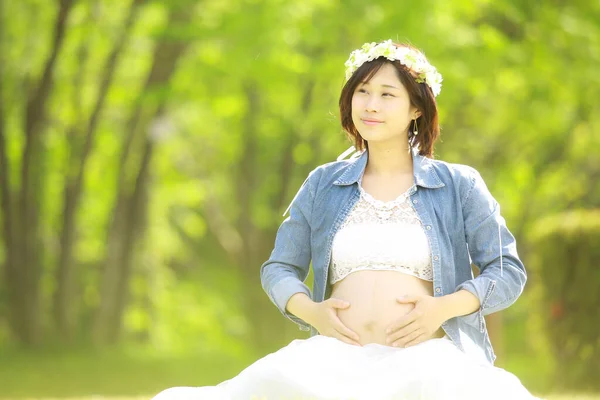 公園の美しいアジア系妊婦さんは — ストック写真