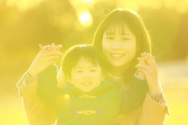 Jeune Femme Asiatique Avec Son Enfant Dans Parc Posant — Photo