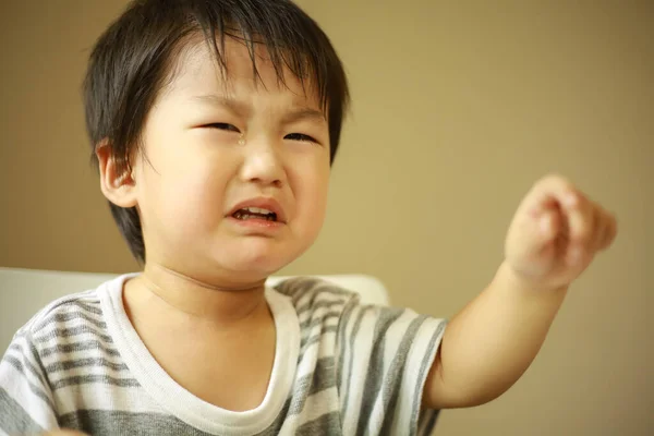 Mignon Petit Asiatique Enfant Pleurer Maison — Photo