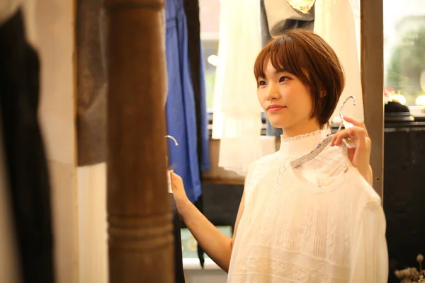 Vacker Ung Asiatisk Kvinna Väljer Kläder — Stockfoto