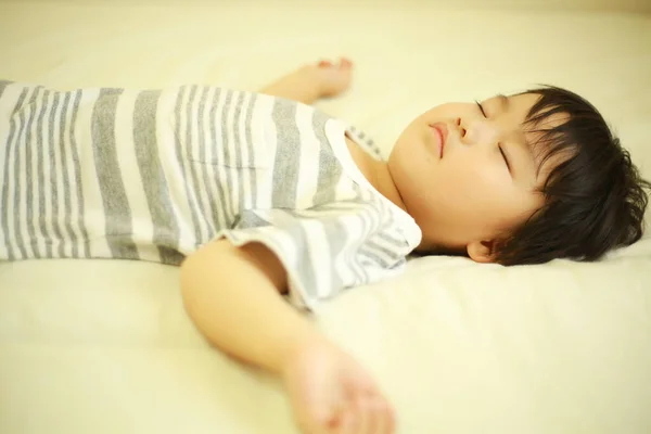 Милий Маленький Хлопчик Лежить Ліжку Вдома — стокове фото