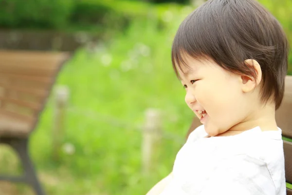 Roztomilý Asijský Malý Chlapec Usmívá Parku — Stock fotografie