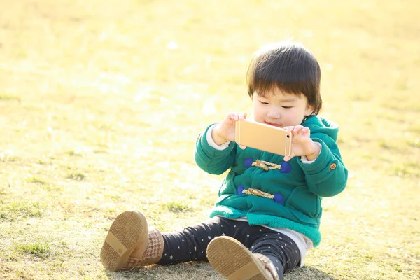 Menino Brincando Com Tablet Parque — Fotografia de Stock
