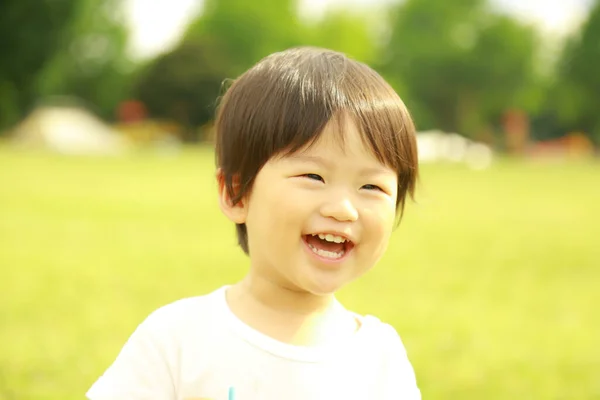 Asiático Menino Sorrindo Parque Livre — Fotografia de Stock