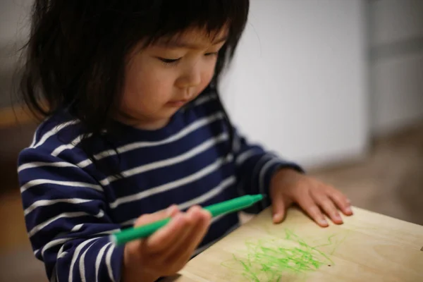 Linda Niña Dibujando Casa — Foto de Stock