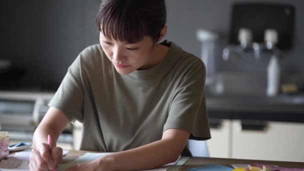 Junge Asiatische Modedesignerin Die Muster Für Handarbeit Näht — Stockvideo