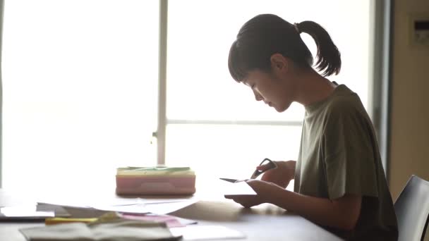 Junge Asiatische Modedesignerin Die Muster Für Handarbeit Näht — Stockvideo