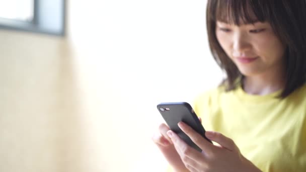 Joven Mujer Asiática Usando Smartphone — Vídeos de Stock