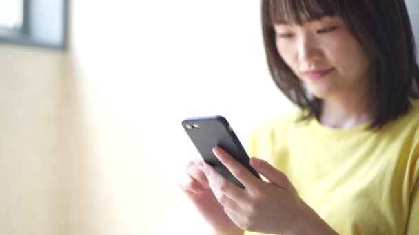 Jovem Mulher Asiática Usando Smartphone — Vídeo de Stock