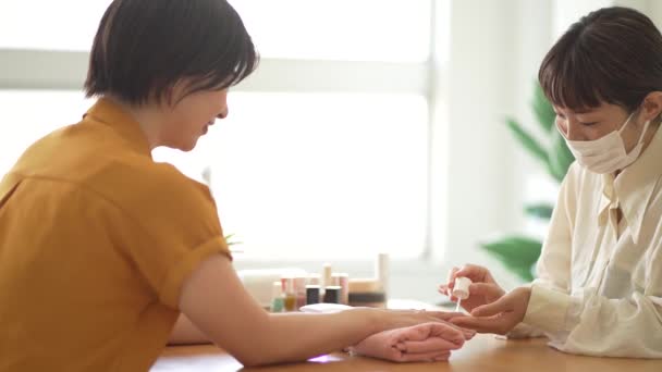 Young Asian Woman Manicure Salon — Stock Video