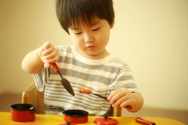 Evde oynayan sevimli küçük çocuk.