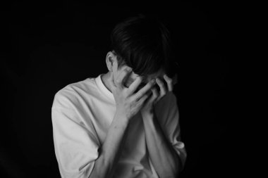 Üzgün genç adam ağlıyor.