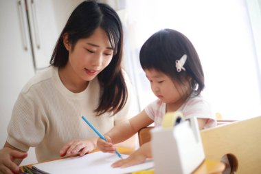 Mutlu anne ve kız evde.