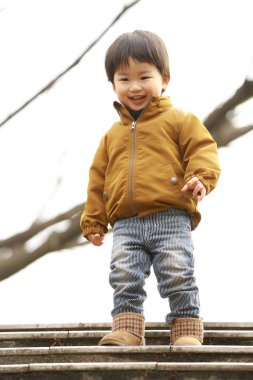 Çocuk parkında oynayan şirin bir çocuk.