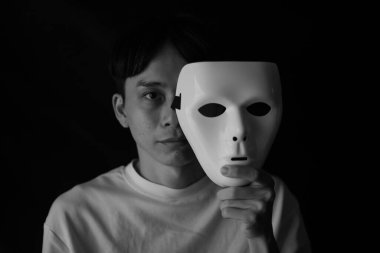 Maskeli bir adamın resmi.