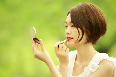 Bulanık arka planda güzel Asyalı kadın.