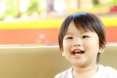 Parktaki çocuk parkında küçük sevimli Asyalı çocuk. 