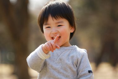 Açık havada küçük sevimli bir çocuğun portresi.