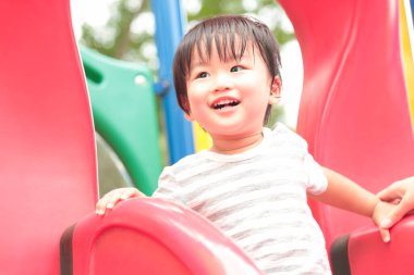 Parktaki çocuk parkında küçük sevimli Asyalı çocuk. 