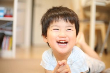 sevimli küçük çocuk evde