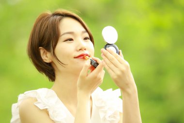 Bulanık arka planda güzel Asyalı kadın.