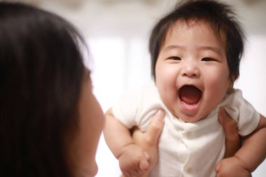 Tatlı Asyalı bebek ve annesi