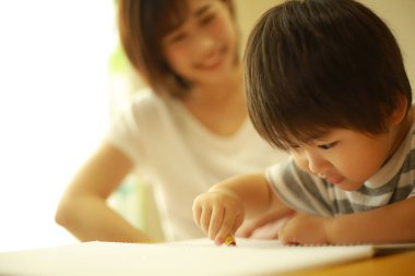 Güzel çocuk evde resim çiziyor.