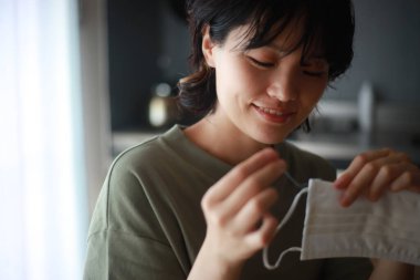 Elle maske yapan bir kadın resmi