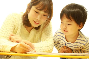 Genç anne ve tatlı küçük oğlu evde birlikte zaman geçirip, eğitim oyunları oynuyorlar.