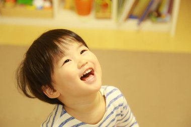 sevimli küçük çocuk evde