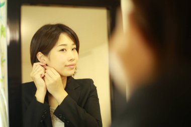 Siyah takım elbiseli Asyalı genç kadının portresi. 