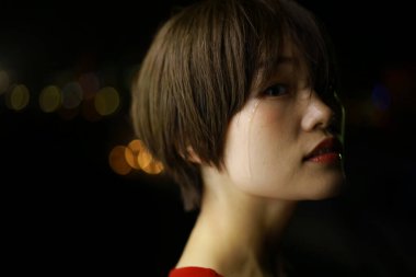 Gözyaşı döken bir kadının görüntüsü