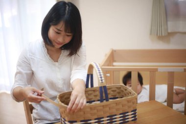 Bir kadın ve el sanatları grubundan yapılmış bir sepet.