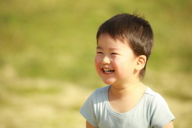 Parktaki küçük şirin bir çocuğun portresi.