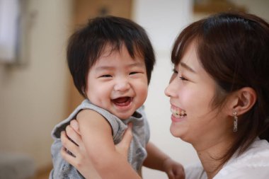 Asyalı anne ve küçük tatlı oğlu.