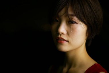 Gözyaşı döken bir kadının görüntüsü