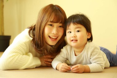 Genç anne ve tatlı küçük oğlu evde birlikte zaman geçirip, eğitim oyunları oynuyorlar.