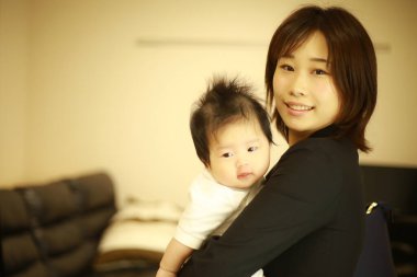 Kızıyla birlikte genç bir annenin portresi.