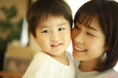 Asyalı genç kadın ve küçük oğlu.  