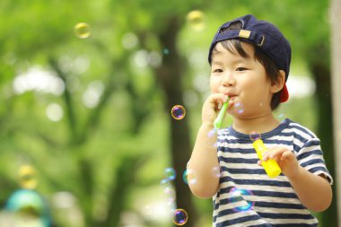 Parktaki yakışıklı Asyalı çocuk.