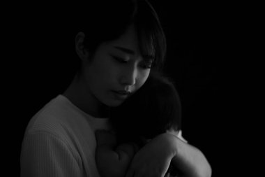 Genç Asyalı anne ve oğlu.