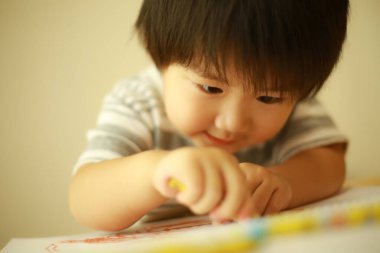 Evde çizim yapan bir çocuk resmi