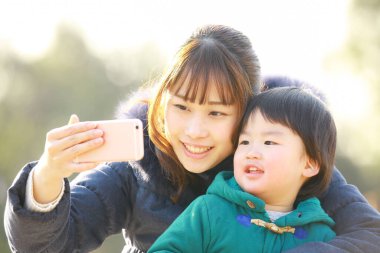 Genç anne ve tatlı küçük oğlu dışarıda birlikte vakit geçiriyorlar.
