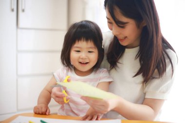 Mutlu anne ve kız evde.