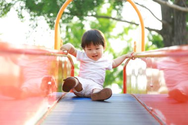 Parktaki çocuk parkında küçük sevimli Asyalı çocuk. 